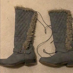 Flat boots grey and faux fur
